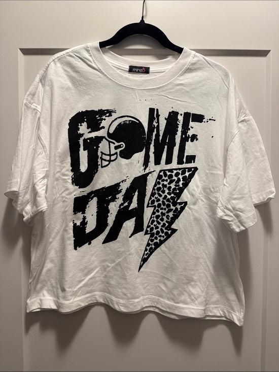 Mine b Tops - 🆕Cute mineB White Crop Tee w Black 'Game Day' Lightning Graphic. M or L. NWOT!🔥🖤